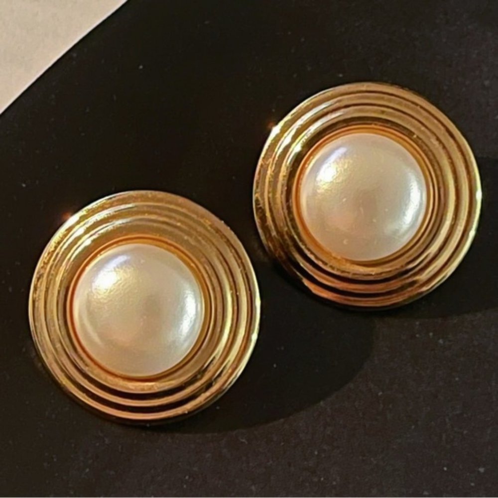 **SOLD** ✨Luxurious Vintage Pearl Gold Stud Earrings